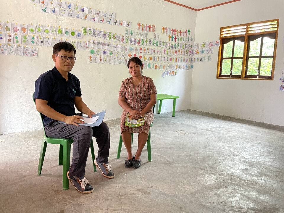 ▲ 글로벌이너피스는 동티모르 아따우루 주 전체 유치원(11곳)을 지원하고 있다. 아따우루 주 유치원장협의회 젤리아 엘리자베스 회장은 이 사업이 동티모르 아이들이 건강하게 성장하는데 기여하고 있다고 하였다. (좌) 글로벌이너피스 동티모르 박성원 팀장, (우) 아따우루 주 유치원장협의회 젤리아 엘리자베스 회장. ⓒ글로벌이너피스