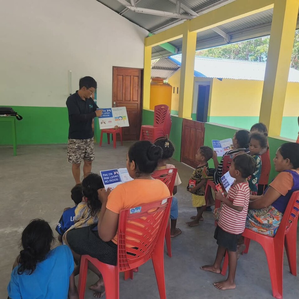 ▲ 글로벌이너피스 동티모르 지부 활동가들은 아따우루 섬 마을 곳곳을 방문하여 학교 밖 어린이들과 마을 주민들을 대상으로 정기적으로 영양교육과 신체활동 교육을 하고 있다. ⓒ글로벌이너피스