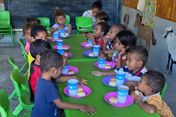 ▲ 글로벌이너피스가 지원하는 영양보충식을 먹고 있는 아이들의 모습. 우유와 현지 곡물로 만든 한국식 미숫가루를 먹고 있다. ⓒ글로벌이너피스