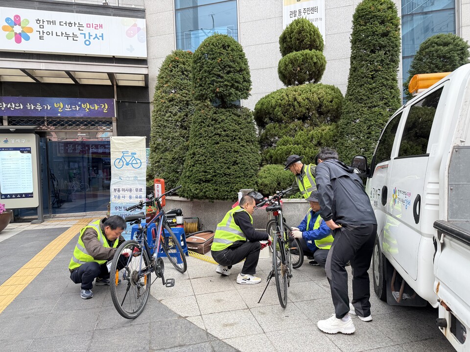 ▲ 자전거 이동식 수리센터 및 세차장 운영 사업. ⓒ강서구청