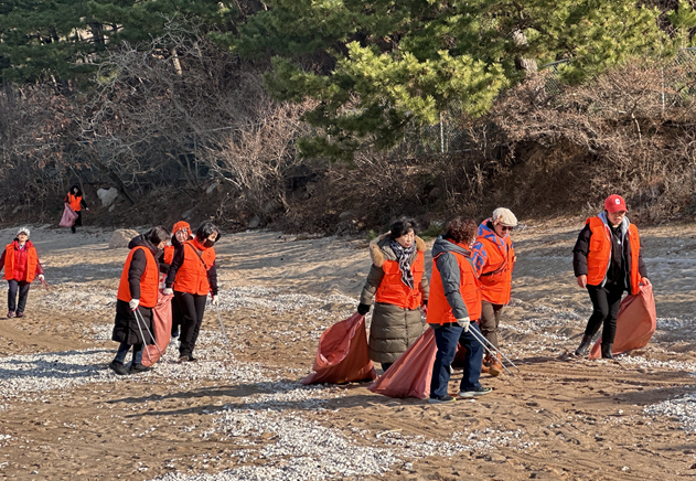 ▲ 해변 정화 활동에 참여한 포그니 회원들. 김비랑, 고은빈 기자 촬영.