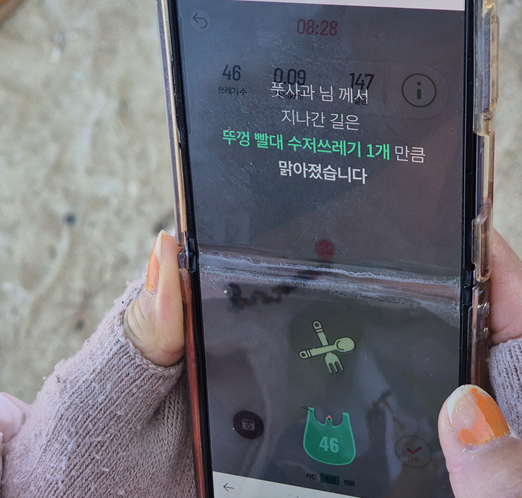 ▲ 이타시티 앱에 데이터를 기록하는 모습. 김비랑, 고은빈 기자 촬영.