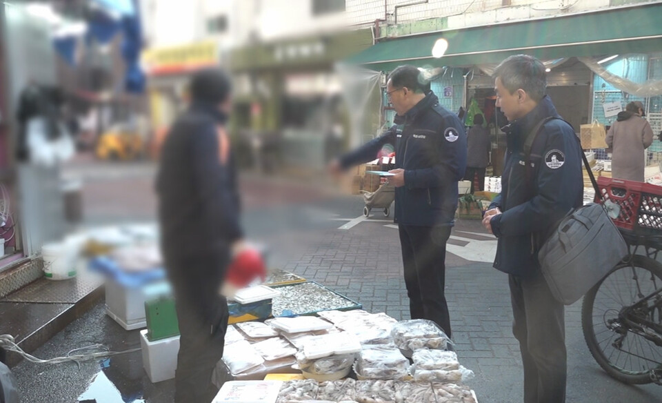 ▲ 지난해 설 명절 원산지 단속 현장. ⓒ서울시