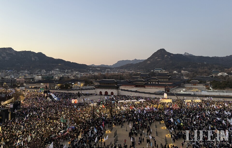 ▲ 지난 12월 28일 서울 광화문 일대에서 열린 '윤석열 즉각퇴진 사회대개혁 4차 범시민대행진' 모습. ⓒ라이프인