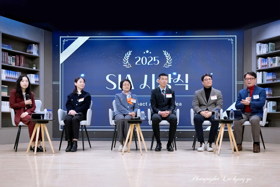 ▲ (왼쪽부터) 중앙일보 더버터 김시원 편집장, (주)소셜밸류랩 이은희 대표, 세움 이경림 상임이사, 삼성전기(주) 최우철 사회공헌단 그룹장, 가수 션, SIA실행위원장 CSR포럼 김도영 대표가 함께 수상자 토크쇼를 진행했다.