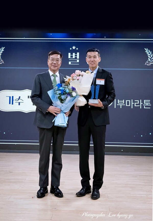 ▲ 5년째 81.5Km 기부 마라톤 '815런' 완주로 선한 영향력을 전파하는 가수 션이 SIA위원회가 직접 선정한 특별상에 선정됐고, 황영기 초록우산 어린이재단 회장이 시상했다.