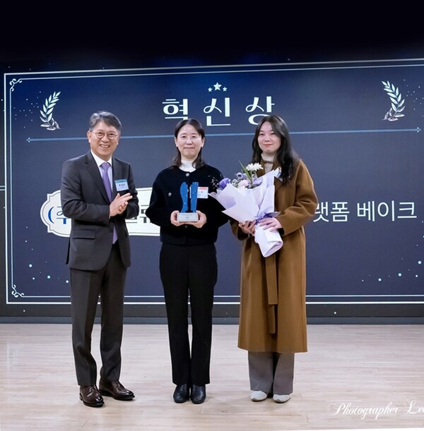 ▲소셜액션플랫폼 베이크를 운영하는 (주)소셜밸류랩이 새로운 방식으로 활동의 효과성을 높인 단체에 수여되는 혁신상에 선정됐고, 곽재선 KG그룹 회장이 시상했다.