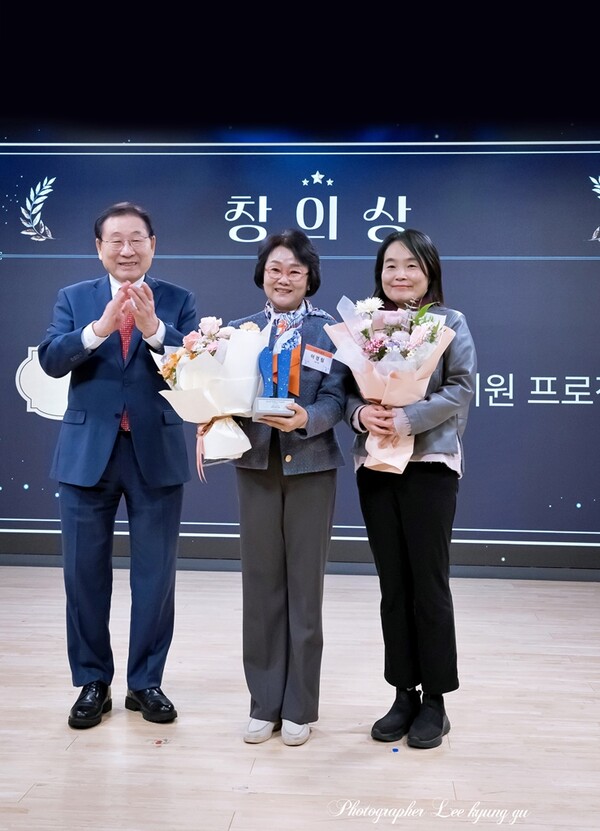▲수용자 자녀를 지원하는 아동복지실천회 세움이 사회에서 소외되는 영역이 없도록 포용성의 확대를 도모하는 활동을 하는 단체에 수여하는 창의상에 선정됐고, 김성이 한국사회복지협의회 회장이 시상했다.