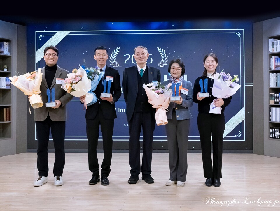 ▲ 삼성전기 사회공헌단 최우철 그룹장, 가수 션, SIA 송상현 위원장, 세움 이경림 대표, 소셜밸류랩 이은희 대표(왼쪽부터)가 수상 후 상패를 들고 함께 모였다.