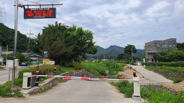 ▲ 하천변 차단 시설. ⓒ경기도