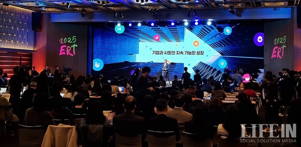 ▲ 최태원 대한상의 회장이 11일 2025 ERT Member’s Day에 참석해 키노트 스피치를 하고 있다.