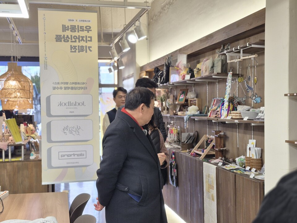 ▲ 최민호 세종특별자치시장이 세종시 조치원읍 청년 창업 공간을 둘러보고 있다. ⓒ청년희망팩토리 사회적협동조합