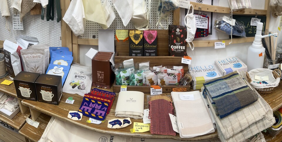 ▲ 제로웨이스트숍 '지구살림터'에서 판매하는 공정무역 제품. ⓒ강서양천시민햇빛발전협동조합