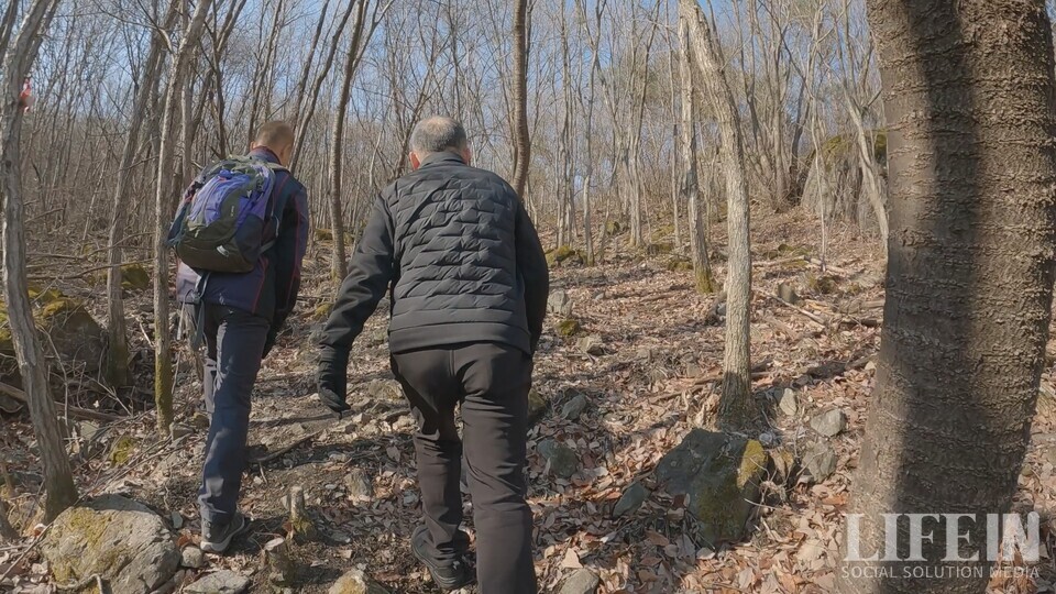 ▲ 말기암 환우가 매일 오르는 높은 산에 함께 오르며 대화했다. ⓒ라이프인