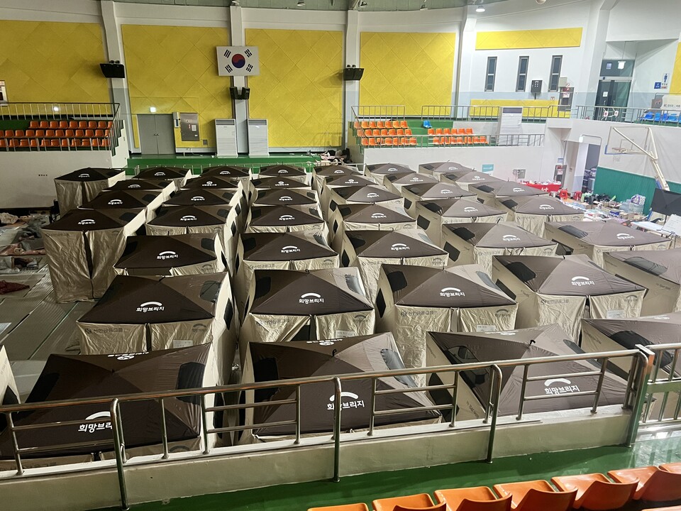 ▲ 대피소로 사용 중인 의성체육관 모습. ⓒ피스윈즈코리아