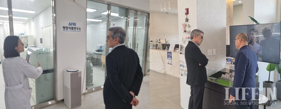 ▲ 이계호 교수가 항암식품연구소(좌)와 아이쿱재발방지요양병원을 방문해 관계자로 부터 설명을 듣고 있다. ⓒ라이프인