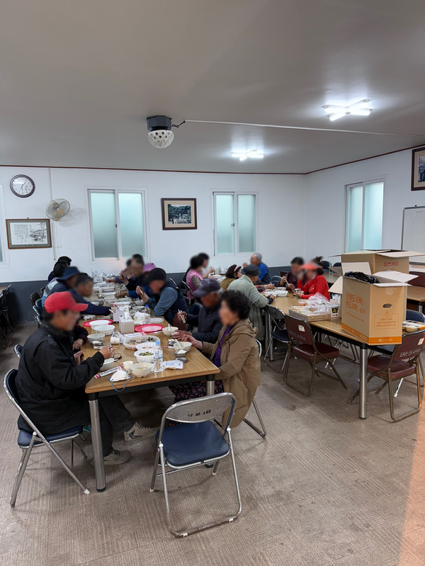 ▲ 피스윈즈코리아와 에이팟코리아 합동대응팀은 산불 피해를 입은 하화1리 주민들에게 식사를 제공했다. ⓒ피스윈즈코리아