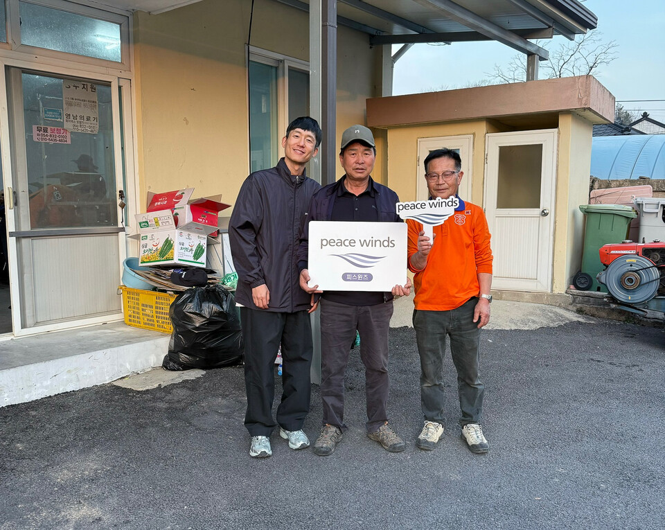 ▲ 피스윈즈코리아와 협력해 하화1리 마을에서 식사를 제공한 '마루네' 사장님(사진 중앙). ⓒ피스윈즈코리아