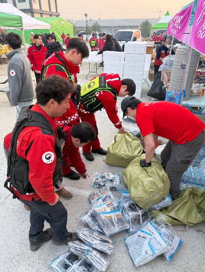 ▲ 산불 피해 지역에서 구호 활동 중인 피스윈즈 코리아. 산불에서 발생한 연기로 하늘이 뿌옇게 보이는 모습이다. ⓒ피스윈즈 코리아