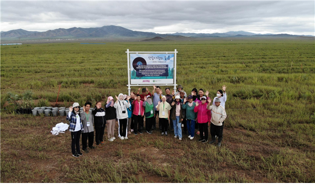 ▲ 2024년 8월 푸른아시아 조림사업장인 몽골 바양항가이에서 진행된 '악뮤사랑의 숲' 현판식. 