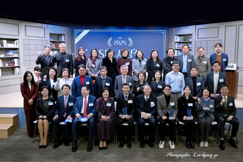 ▲ 지난 1월 22일 KG타워 대강당에서 열린 '2025 소셜 임팩트 어워드'에서 수상자와 SIA위원 및 관계자들이 기념사진 촬영에 임하고 있다. ⓒ사진 작가 이형구
