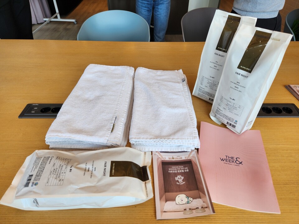 ▲ 더위크앤리조트에서 만날 수 있는 공정무역 타월과 아름다운커피의 공정무역 커피. ⓒ더위크앤리조트.