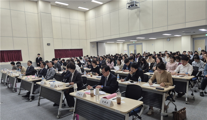 ▲ 부산사회서비스원이 「의료·요양 등 지역돌봄의 통합지원에 관한 법률(이하 돌봄통합지원법)」 관한 민·관 협력 방안을 논의하는 포럼을 지난 18일 개최했다. ⓒ부산사회서비스원