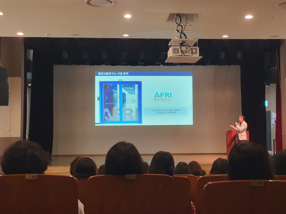 ▲ 이원영 항암식품연구소 소장이 연구 성과를 발표하고 있다. ⓒ함께웰라이프 사회적협동조합