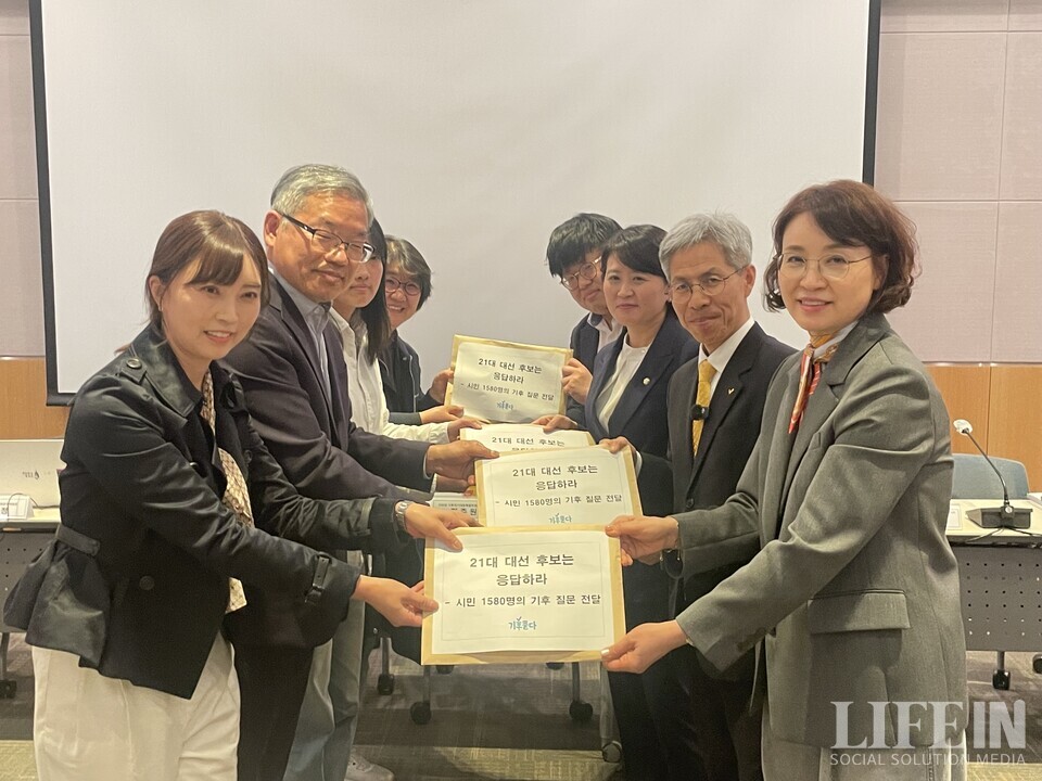▲ 시민 대표 패널들이 정당 대표 패널에게 시민 1,580명이 대선후보들에게 던지는 기후위기 대응 관련 질문을 대신 전달하고 있다. ⓒ라이프인  