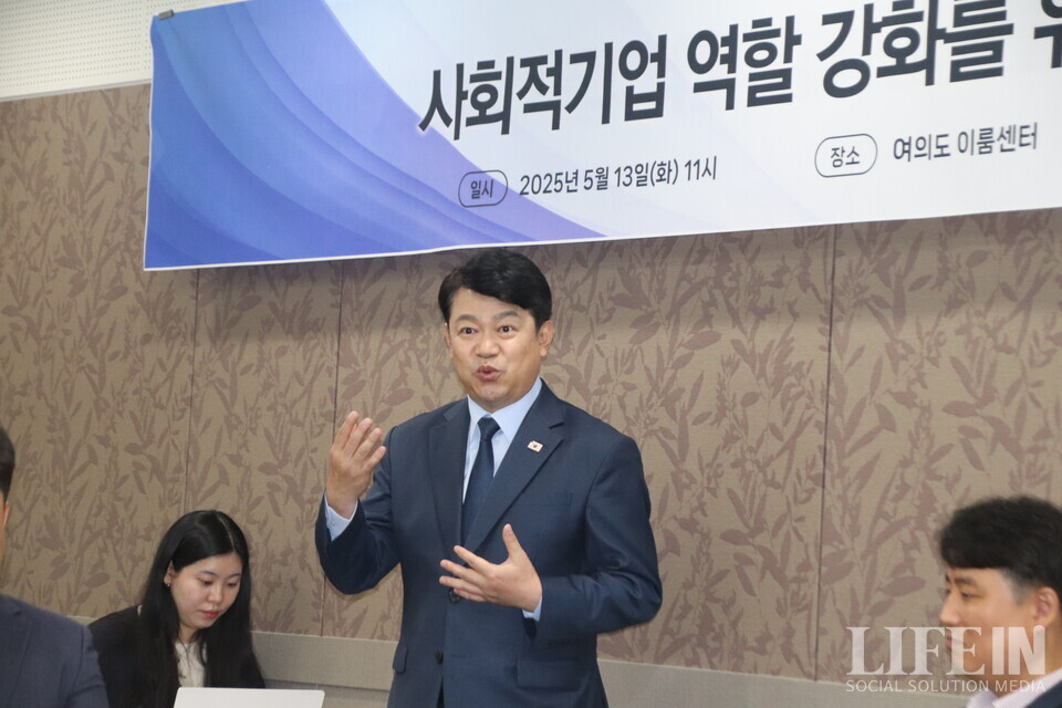 ▲ (가운데)복기왕 더불어민주당 사회적경제위원장. ⓒ라이프인