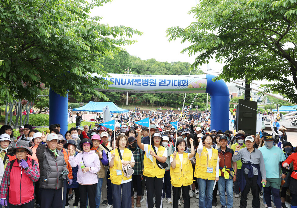 ▲ SNU서울병원이 지난 24일 서울 강서구 방화근린공원 일대에서 개최한 '제1회 SNU서울병원 걷기대회'의 참석자들이 출발에 앞서 기념촬영을 하고 있다. ⓒSNU서울병원