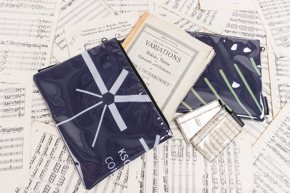 ▲ 폐현수막으로 재탄생한 파우치와 폐악보로 제작된 카드지갑.