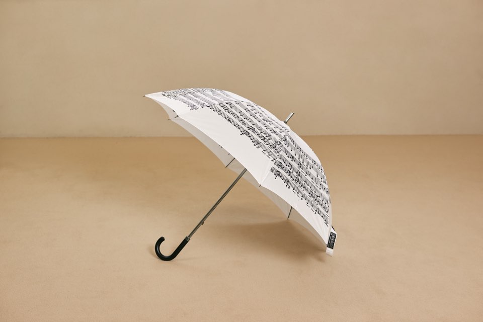 ▲ 폐플라스틱을 업사이클한 우산 '싱잉 인더 레인'.