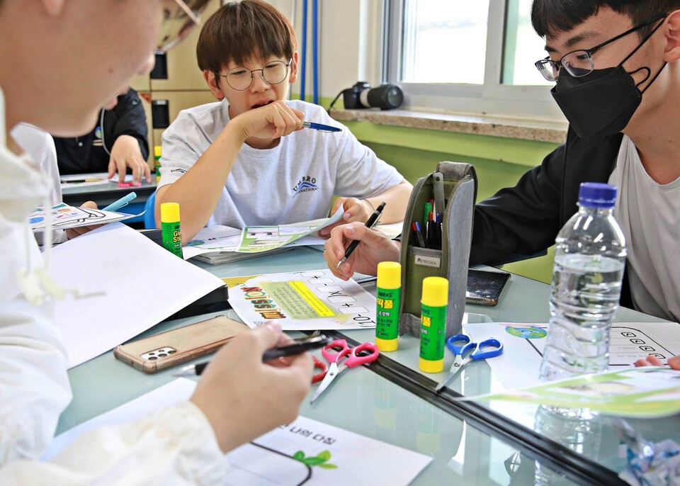 ▲ 서울 대치중학교에서 학생들이 적십자사 서울지사 기후환경교육에 참여하고 있다. ⓒ대한적십자사 서울특별시지사