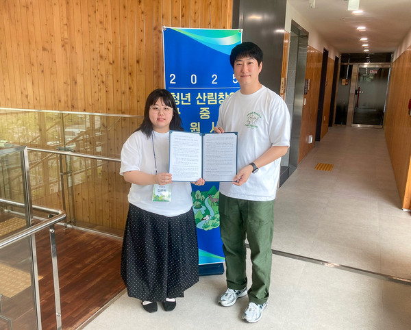 ▲ 의식주의 담당자(왼쪽)와 한국임업진흥원 사업담당자(오른쪽) ⓒ의식주의