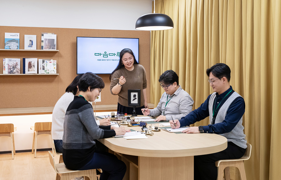 ▲ 동대문센터에서 진행한 캘리그라피클래스. (일반인모델) ⓒ서울시