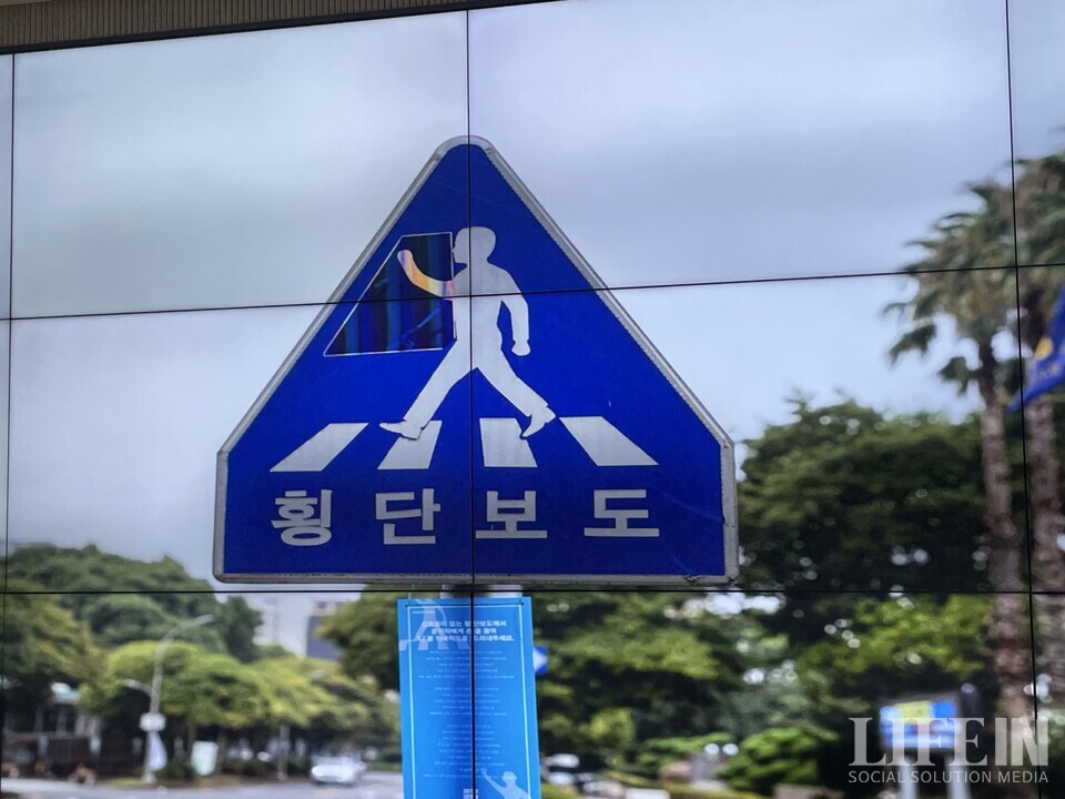 ▲ 제주시 내 횡단보도 표지판이 보행자가 손을 들고 건너는 모습으로 바뀌었다. ⓒ라이프인