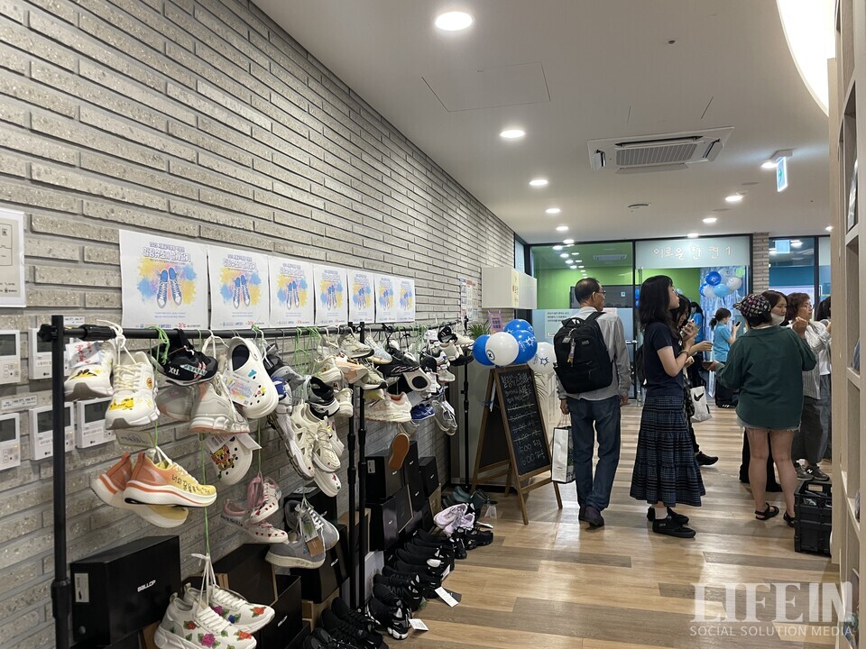 ▲ '2025 서울 공익활동 박람회' 행사장 내에 중고 운동화들이 걸려있다. ⓒ라이프인
