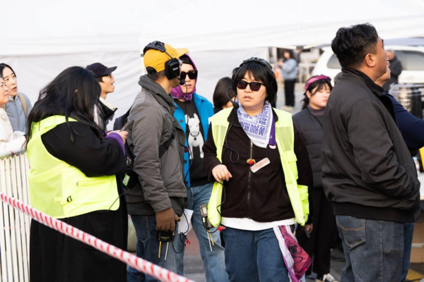 ▲ 3월 8일 윤석열이 구속 취소된 날의 집회 현장에서 정진임 정보공개센터 소장. 맨 오른쪽에서 세번째 인물(선글라스와 형광색 안전조끼 착용)이 정진임 소장이다. ©2025 공익활동가 주간 추진위원회