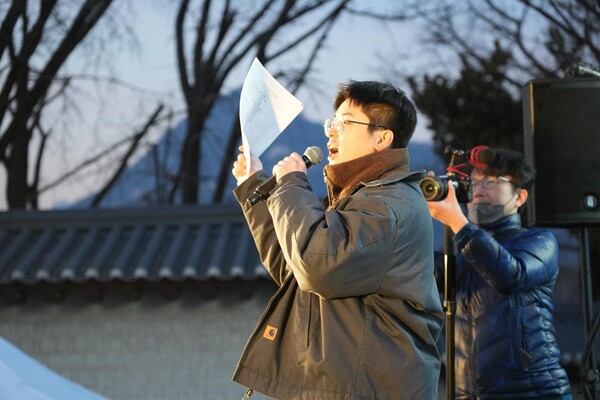▲범시민대행진에서 행진하는 시민들과 함께 '파면 파면 윤석열 파면' 구호를 외치는 최보민 활동가 © 참여연대