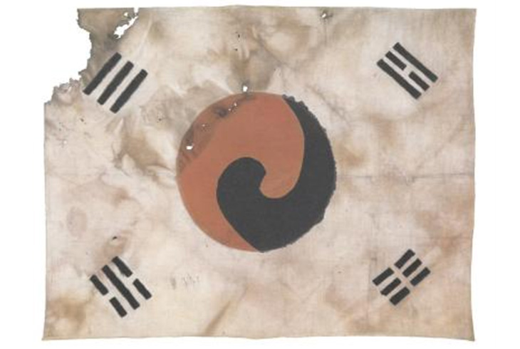 ▲ '진관사 태극기'. 2009년 서울시 은평구 진관사의 부속건물인 칠성각을 해체복원하는 과정에서 내부 불단 안쪽 벽체에서 발견된 태극기로, 3.1만세운동이 일어나고 대한민국임시정부가 수립된 1919년 즈음에 제작된 것으로 추정된다. 일장기 위에 태극과 4괘의 형상을 먹으로 덧칠해 항일(抗日) 의지를 극대화한 점이 특징이다.