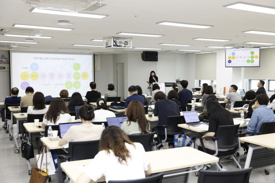 ▲ 서정주 한국에자이 기업사회혁신 이사가 '당사자와 함께 리빙랩으로 만들어가는 돌봄 전환'을 주제로 발표하고 있다.