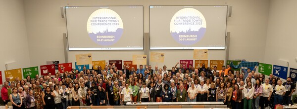 ▲ 제18회 국제공정무역마을컨퍼런스(IFTTC)에 참여한 240여명의 참가자들이 함께 단체 사진을 촬영하고 있다. ⓒ국제공정무역마을컨퍼런스