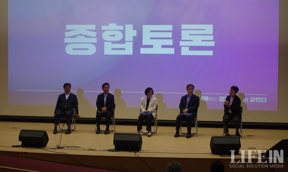 ▲ (왼쪽부터) 박승원 광명시장, 박정현 부여군수, 김보라 안성시장, 장종익 교수, 이철종 대표이사.  ⓒ라이프인 