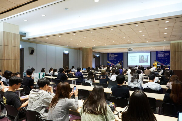 ▲ '양육 커뮤니티, 함께 키우는 공동체로의 여정' 세션에서 키노트 스피치가 진행되고 있다. ⓒ루트임팩트