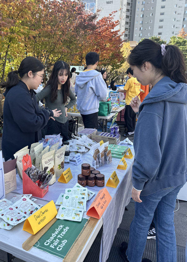 ▲ 채드윅 국제학교 공정무역 클럽은 교내외 행사에서 공정무역 제품을 판매한 수익금을 '한국공정무역 마을위원회'에 기부했다. 사진은 공정무역 제품 판매 모습. ⓒ채드윅 국제학교 공정무역 클럽