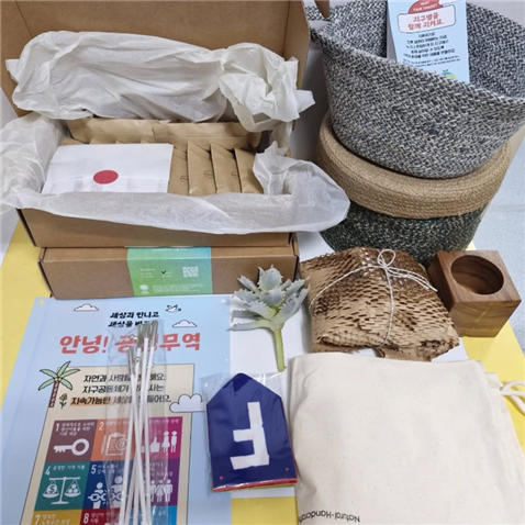 ▲ 공정무역 키트는 홍보 키트와 공정무역 아로마 체험 키트로 구성되어 있다. 홍보 키트에는 공정무역 홍보를 위한 미니배너, 테이블텐트는 물론 전시를 위한 공정무역 수공예품이 함께 포함되어 있다. ⓒ모락산아이들사회적협동조합 인스타그램