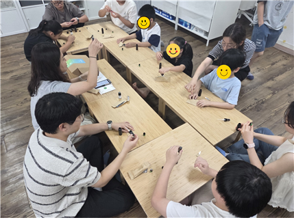 ▲ 경기도 광명에 있는 하안종합사회복지관은 지난 8월 공정무역 오일로 아로마스프레이를 만드는 체험 활동을 진행했다.  ⓒ광명시립하안종합사회복지관