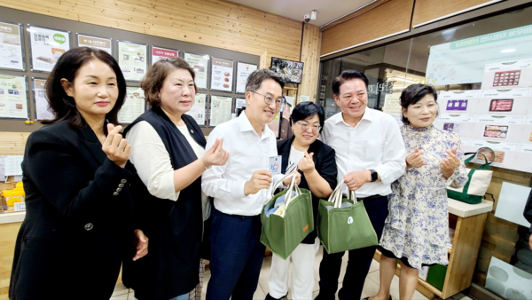 ▲ 16일 한살림 비산매장에서 김동연 도지사가 물품 구매 후, 한살림 임원들과 기념 촬영을 하고 있다. ⓒ한살림