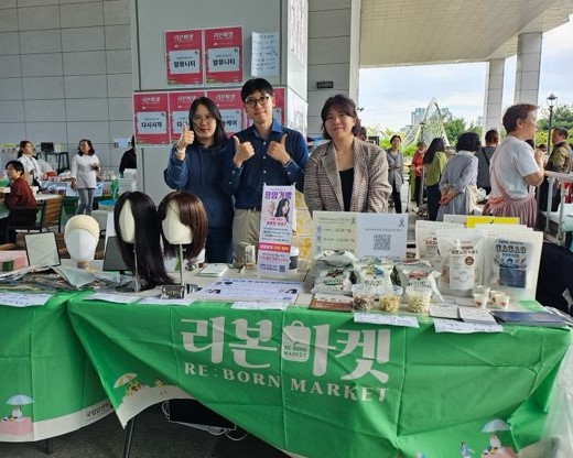 ▲ 국립암센터에서 열린 '리본마켓'에서 오세웅 대표(가운데)가 암 환우들과 함께하고 있다. ⓒ암뮤니티